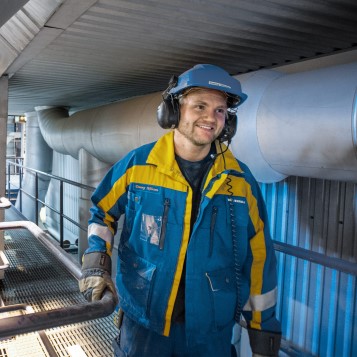 A male employee at Idbäcksverket biomass plant