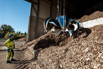 Biomasselagerung - Mitarbeiter und Kran