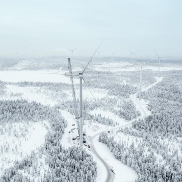 Vindkraftverk monteras i Blakliden Fäbodberget en vinterdag
