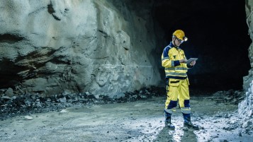 Man i gul overall och hjälm i Bolidens gruva Kristineberg