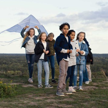 En gruppe børn med en flyvende drage