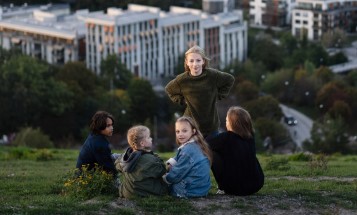 Kinder auf einem Berg bei Stockholm