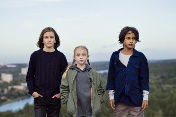 Drei Kinder auf einem Hügel in Strockholm