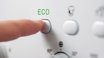 Wäsche energiesparend waschen mit dem eco-Programm - Finger betätigt eco-Taste