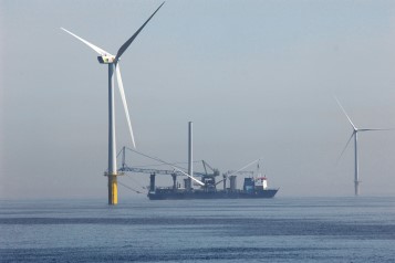 Billede fra opførelsen af havvindmølleparken Egmond aan Zee i Holland