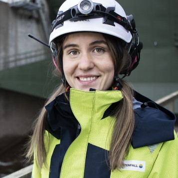 Vattenfall employee wearing a helmet and protective clothing