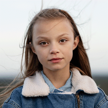 Une fille avec une veste en jean Une fille avec une veste en jean