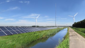 Aurinkopaneeleista, tuuliturbiineista ja akuista koostuva 60 MW:n hybridienergiapuisto rakennetaan Haringvlietiin Alankomaihin. 