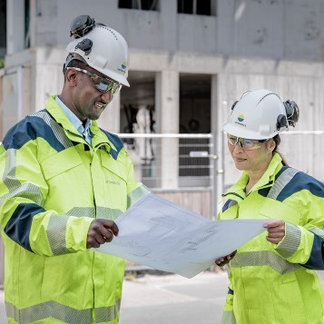 Two employees in Vattenfall Heat looking at a document