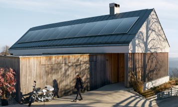 Ett hus med solpaneler på taket