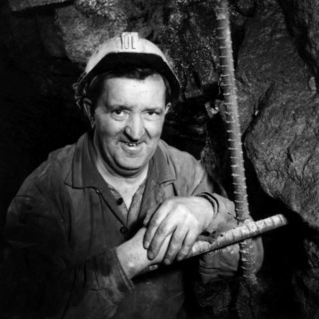 Photo historique d’un ouvrier souriant devant l’objectif