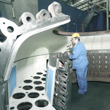 HKW Mitte - Mitarbeiter inspiziert Turbine