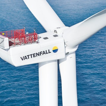 Ett av Vattenfalls vindkraftverk med logotyp. 