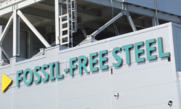Texten Fossil-free steel på fasaden till HYBRIT:s pilotanläggning i Luleå
