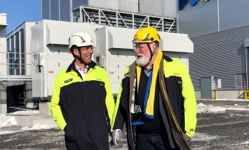 Andreas Regnell, Vattenfalls strategichef, och Frans Timmermans, Europeiska kommissionens vice ordförande, framför HYBRIT:s anläggning i Luleå