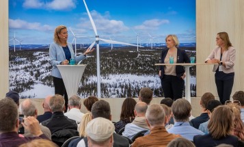 Vattenfalls hållbarhetschef Annika Ramsköld talar på invigningen av Blakliden Fäbodberget