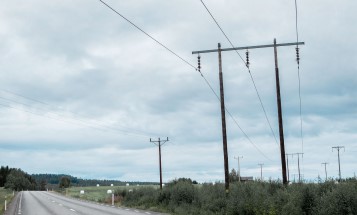 Kraftledning över väg i norra Sverige