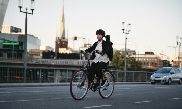 En kvinna som cyklar genom centrala Stockholm