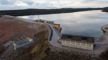 Kraftverksdammen vid Harsprånget, Sveriges största vattenkraftverk (818MW)  