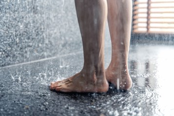 Fötter i dusch. Foto: AdobeStock
