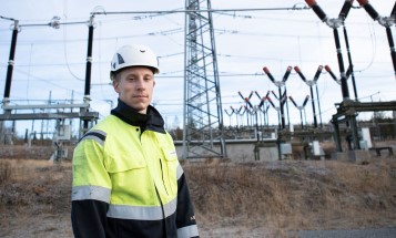 En mandlig medarbejder på vandkraftværket Harsprånget i Sverige
