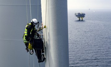 Medarbejder, der klatrer på et vindmøllevinge i Kriegers Flak