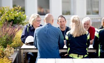 Ett gäng Ringhals-medarbetare kring ett bord utomhus
