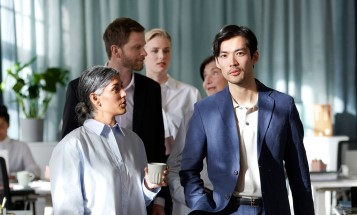 Gruppe von Menschen in einem Büro gehend