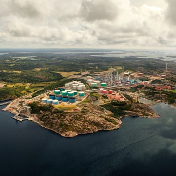 Luftfoto af Preems raffinaderi i Lysekil i Sverige. Foto: Preem