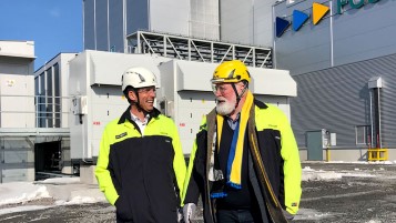 Anders Regnell von Vattenfall und der EU-Kommissar Frans Timmermans stehen vor dem HYBRIT-Stahlwerk