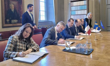 Vattenfall CEO Anna Borg signing the Memorandum of Understanding with representatives from Airbus, Avinor, SAS, and Swedavia