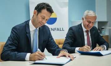 Christopher Eckerberg, Head of Nuclear Decommissioning at Vattenfall, and Aziz Dag, President, Westinghouse Electric Sweden AB, sign the agreement for decommissioning of large radioactive components at Ringhals 1 and Ringhals 2 in southern Sweden. Photo: Vattenfall, photographer: John Guthed