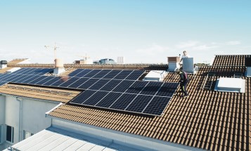 Solpaneler på taket på ett flerfamiljshus