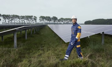 Vattenfall employee in a solar park