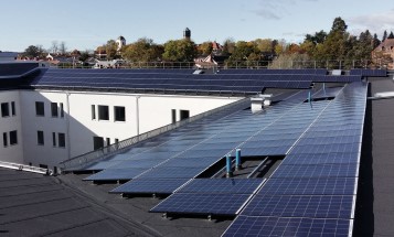 Solarzellen auf dem Dach eines Wohnhauses
