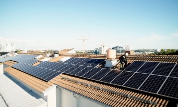 Montering av solpaneler på ett flerfamiljshus