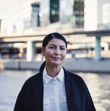 Frau in Stockholm am Fluss