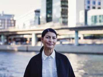 Frau in Stockholm am Fluss