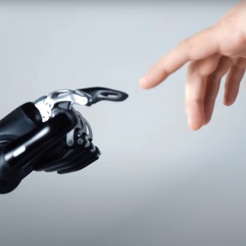 Roboterhand und menschliche Hand