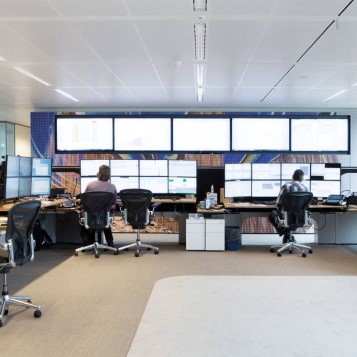 Vattenfall Angestellte vor Monitor auf einem Trading Floor Vattenfall Angestellte vor Monitor auf einem Trading Floor