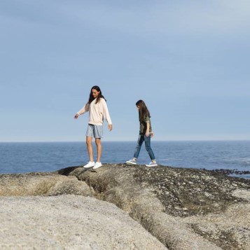 Twee meiden op een rots