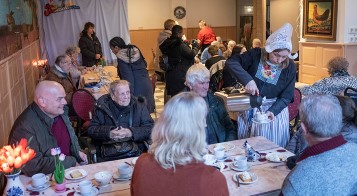 Vattenfall Foundation met ouderen naar  Volendam