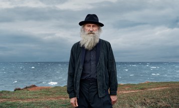 Ældre  skægget mand ved havet