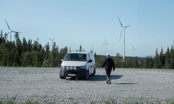 En medarbetare intill en servicebil i vindkraftsparken Stor-Rotliden