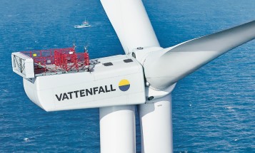 Ett havsbaserat vindkraftverk med Vattenfalls logotyp