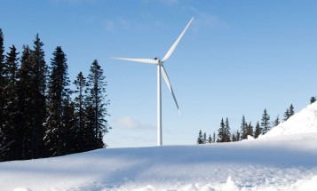 Ett vindkraftverk i vinterlandskap