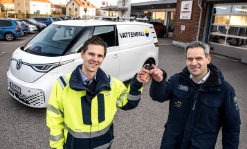 Erik Nolberger, fordonschef på Vattenfall Services, och Joakim Höög, Key Account Manager på Volkswagen Transportbilar, framför den eldrivna skåpbilen