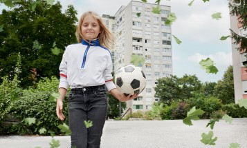 Ein Mädchen mit einem Fußball in der Hand