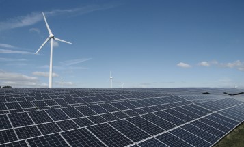 Windturbine und Solarzellen