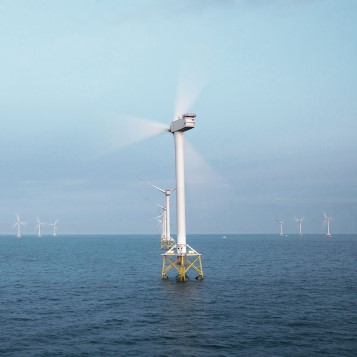 Windturbines met draaiende rotorbladen bij het offshore windmolenpark van Ormonde, het Verenigd Koninkrijk